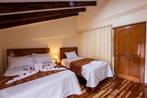 Classic Triple Room | Desk, laptop workspace, free WiFi, bed sheets