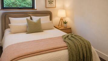3 bedrooms, desk, iron/ironing board, travel crib