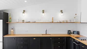 Kylskåp, mikrovågsugn, ugn och spishäll