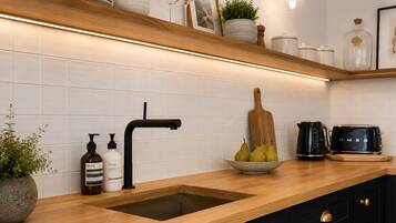 Coffee/tea maker, fridge, microwave, oven
