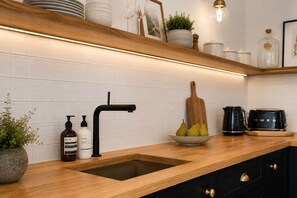 Wasserkocher mit Kaffee-/Teezubehör, Kühlschrank, Mikrowelle, Ofen