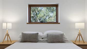 3 sovrum, skrivbord, strykjärn/strykbräda och resesäng