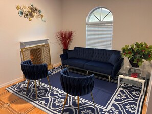 Smart TV, books, stereo - Casa Bella with heated swimming pool 7 bedrooms and 3 bathrooms (Lehigh Acres)