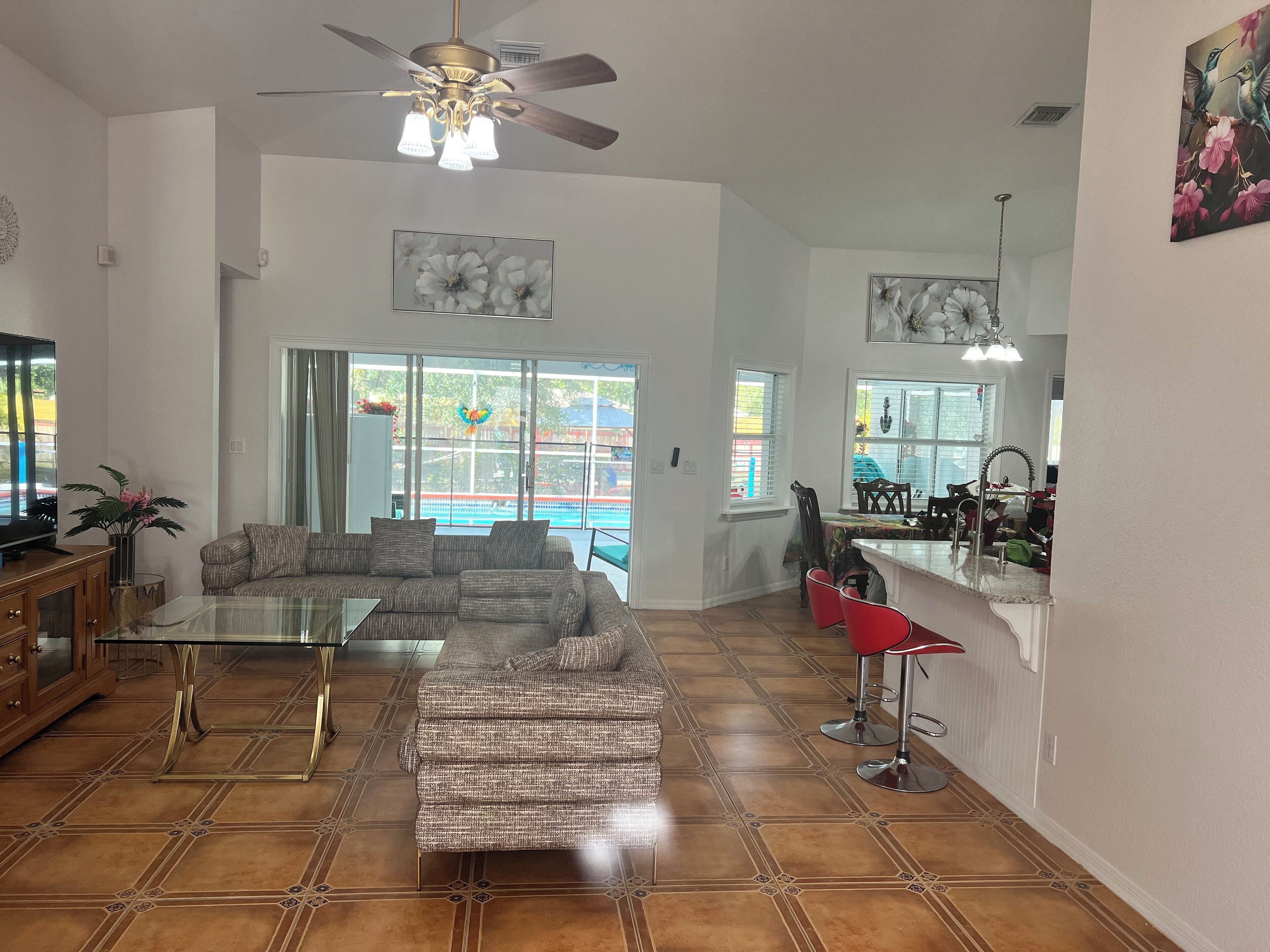 Smart TV, libros y estéreo 