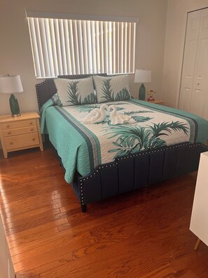 7 bedrooms, desk, iron/ironing board, travel cot