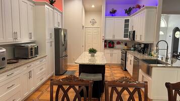 ثلاجة، ميكروويف، فرن، موقد طهي مسطح