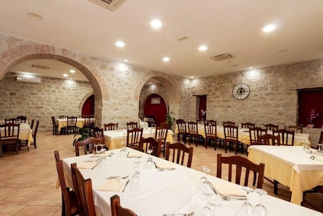 Banquet hall. Farmhouse in the mountains in Irpinia - Quadruple