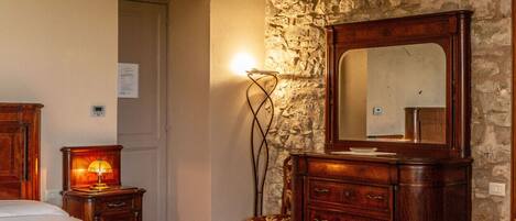 1 bedroom, desk, iron/ironing board, WiFi