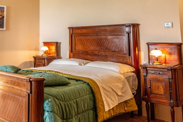 1 bedroom, desk, iron/ironing board, WiFi