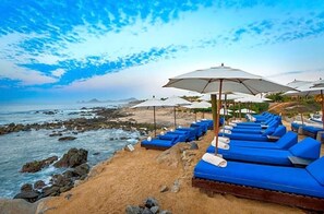 Espreguiçadeiras, toalhas de praia