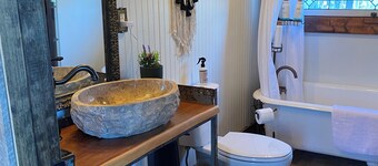 Cozy 2-bedroom cabin on 5 private acres in charming Pegram, TN