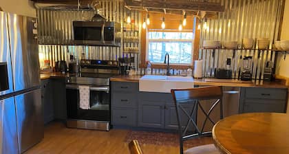 Cozy 2-bedroom cabin on 5 private acres in charming Pegram, TN