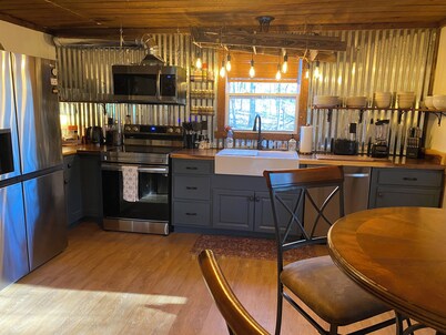 Cozy 2-bedroom cabin on 5 private acres in charming Pegram, TN