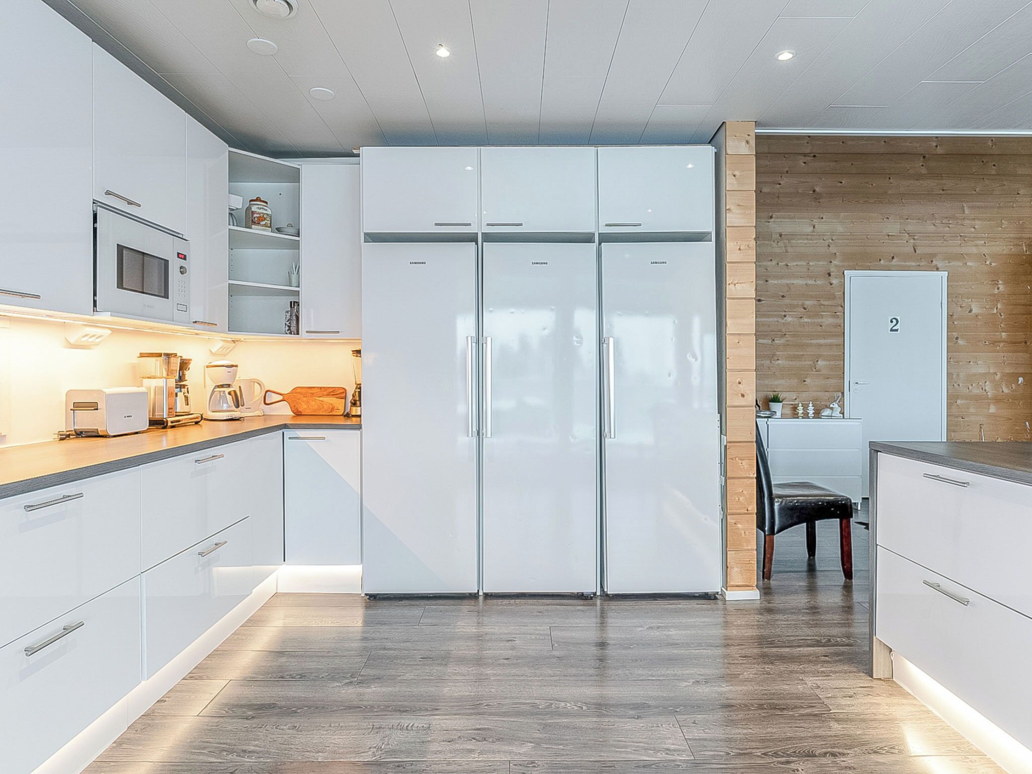 Fridge, microwave, dishwasher, cookware/dishes/utensils