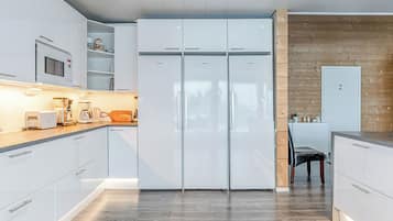 Fridge, microwave, dishwasher, cookware/dishes/utensils