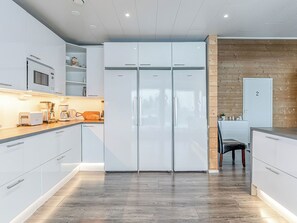 Refrigerador, microondas, lavavajillas y utensilios de cocina 