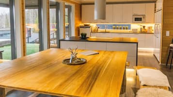 Kühlschrank, Mikrowelle, Geschirrspüler, Kochgeschirr/Geschirr/Besteck