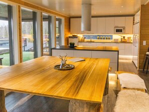 Fridge, microwave, dishwasher, cookware/dishes/utensils