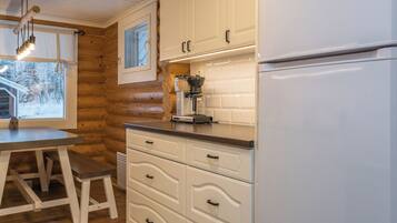 Frigorifero, microonde, lavastoviglie, pentole/stoviglie/utensili