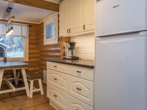 Refrigerador, microondas, lavavajillas, utensilios de cocina