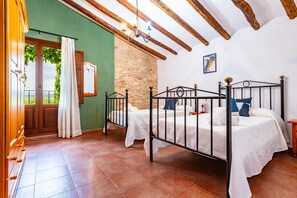 5 bedrooms, bed sheets - Country House 'El Catala' with Mountain View, Private Pool and Air Conditioning (Vall D' Alba- Castellón)