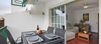 Apartment 'Casa Oliveira' with Sea View, Private Terrace and Wi-Fi