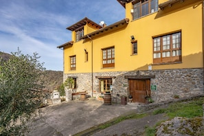 Exterior - Room 'El Manzano' with Shared Pool, Shared Garden and Wi-Fi (Gamonedo)