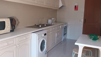 Jääkaappi, mikroaaltouuni, uuni, liesi