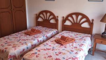 1 camera, ferro/asse da stiro, lenzuola