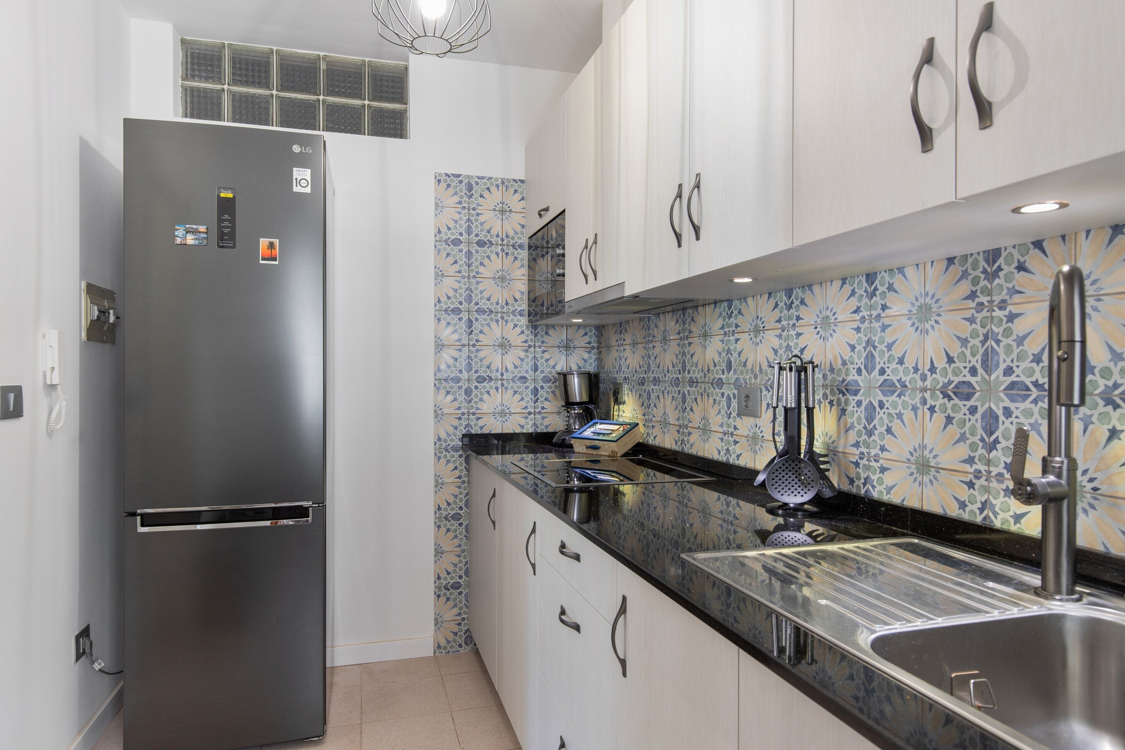 Kylskåp, mikrovågsugn, spishäll och kaffe- och tebryggare