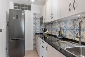 Réfrigérateur, micro-ondes, plaque de cuisson, cafetière/bouilloire