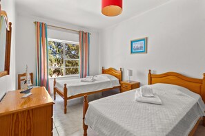 2 bedrooms, iron/ironing board, bed sheets - Apartment 'Em Alvor' with Shared Pool, Shared Garden and Balcony (Alvor)