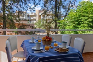 Outdoor dining - Apartment 'Em Alvor' with Shared Pool, Shared Garden and Balcony (Alvor)