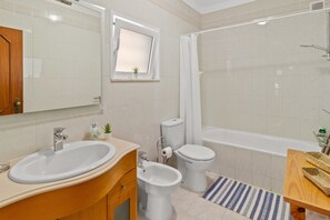 Shower, hair dryer, towels - Apartment 'Em Alvor' with Shared Pool, Shared Garden and Balcony (Alvor)