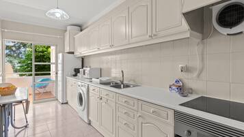 Refrigerador, microondas, horno, placa de cocina