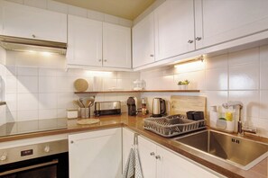 Jääkaappi, mikroaaltouuni, uuni, liesi