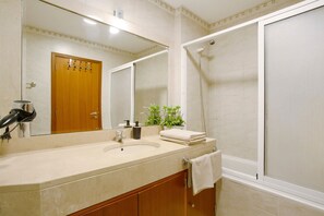 Shower, hair dryer, towels - Sea View Apartment with Ocean View, Balcony and Wi-Fi (Funchal)