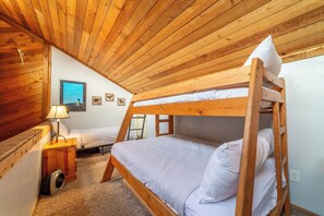3 bedrooms, iron/ironing board, free WiFi, bed sheets - Pet-Friendly 2+Loft/3Bath Centrally Located Home (Mammoth Lakes)