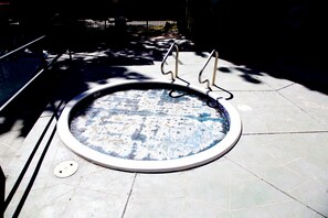 مغطس سبا خارجي