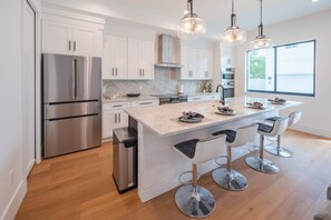 冷蔵庫、電子レンジ、オーブン、コンロ