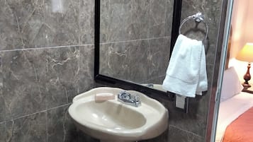 Hiustenkuivaaja, pyyhkeet, saippua, vessapaperi