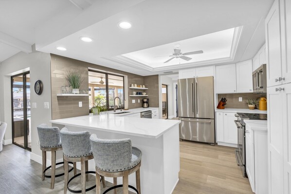 Kühlschrank, Mikrowelle, Ofen, Herdplatte