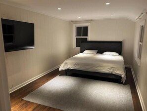 2 bedrooms, desk, iron/ironing board, WiFi