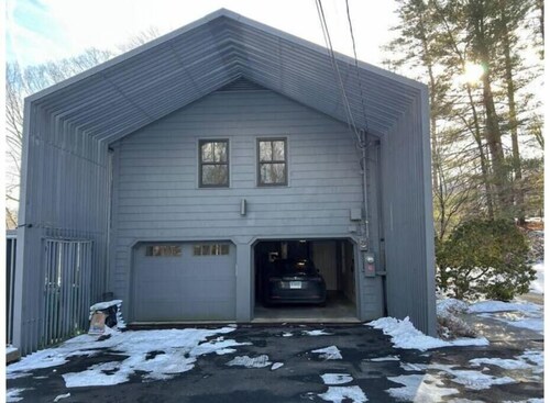 Peaceful lakeside retreat in Greenwich [2BR, 1BA]