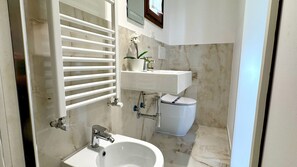Douche, bidet, serviettes fournies