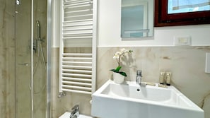Shower, bidet, towels