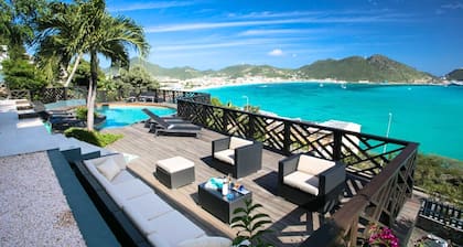 Spacious 5-bedroom villa in fabulous Philipsburg with WiFi, AC and Private Pool
