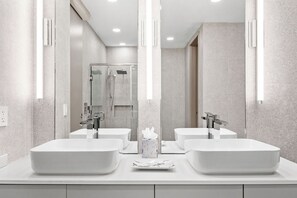 Dusche, Handtücher, Seife, Toilettenpapier
