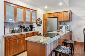 Kylskåp, mikrovågsugn, ugn och spishäll