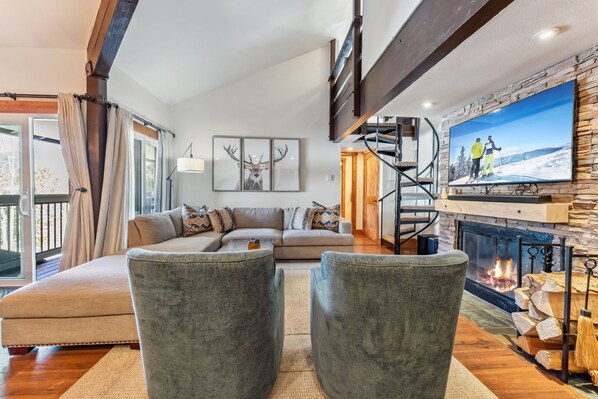 Smart-tv, eldstad och böcker